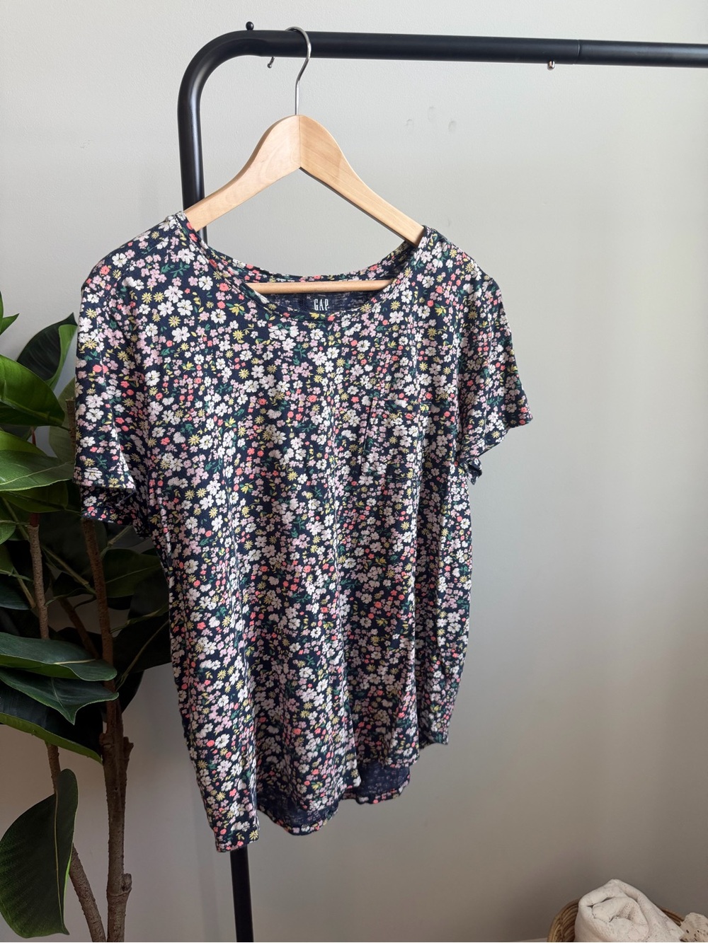 GAP Navy Short-Sleeve Tee with Pink, White and Green Daisy Print